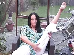 Mamá aprieta a la ch ...