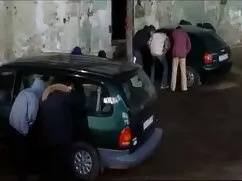 Mujer bonita se comp ...