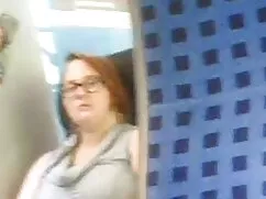 Un tutor le enseña a ...