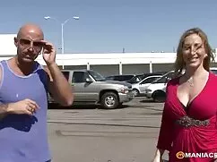 Mujer bonita arrodil ...