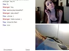 La rubia acaricia su ...