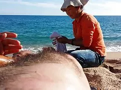Mujer regordeta abre ...