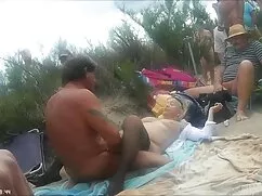 La jovencita chupó y ...
