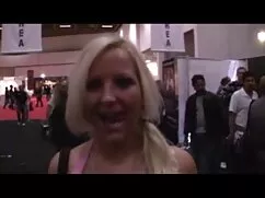 La morena se folla a ...