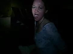 La chica hojea una v ...