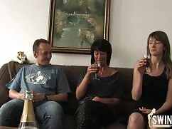 Mamá y joven satisfa ...