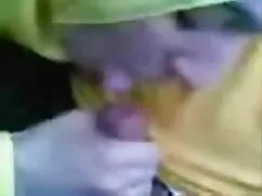 Dos jóvenes internos ...
