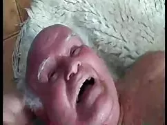 Negro con una viejas ...